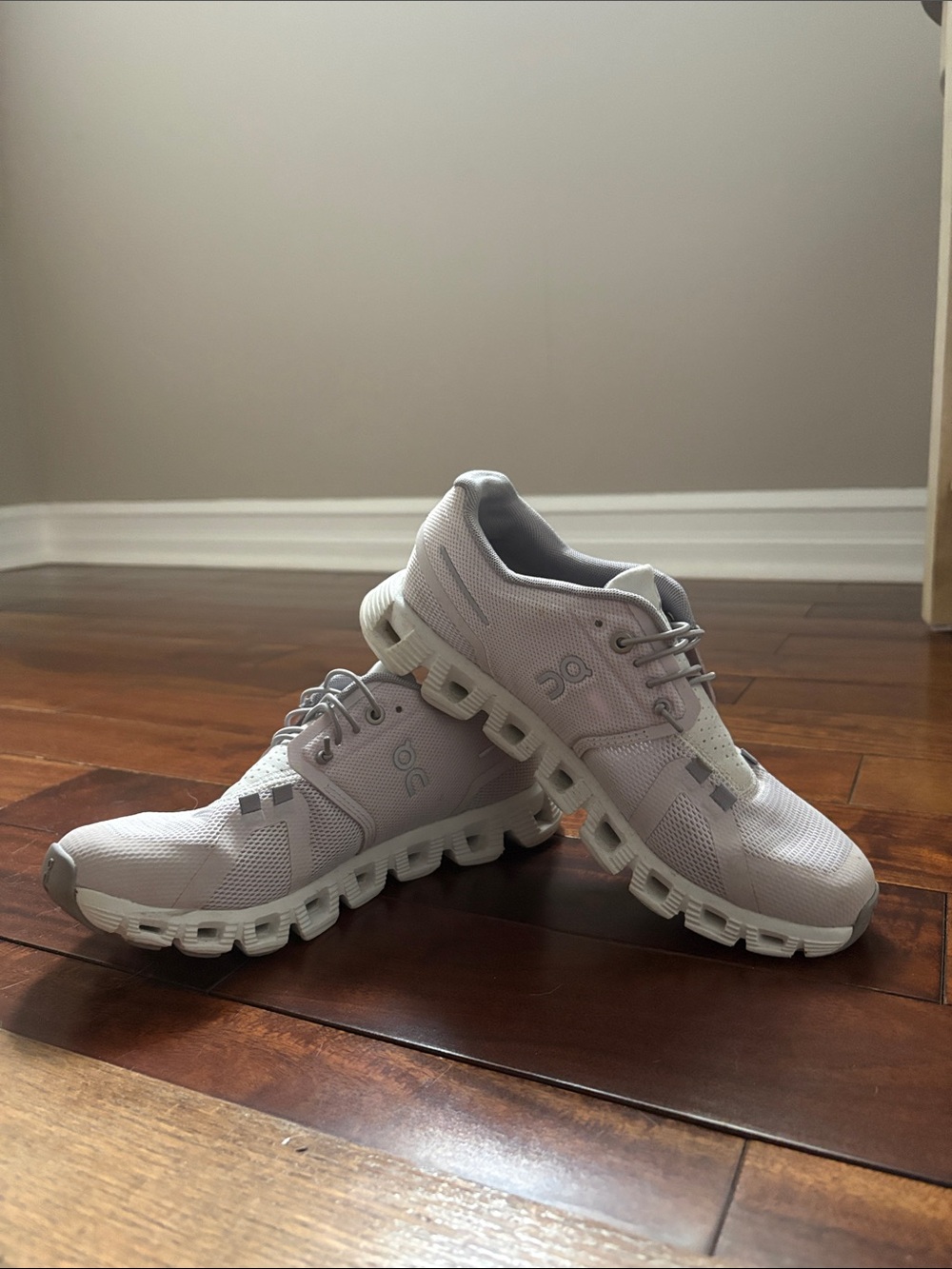 On Running Women's Cloudswift Light Gray/White Athletic Shoes